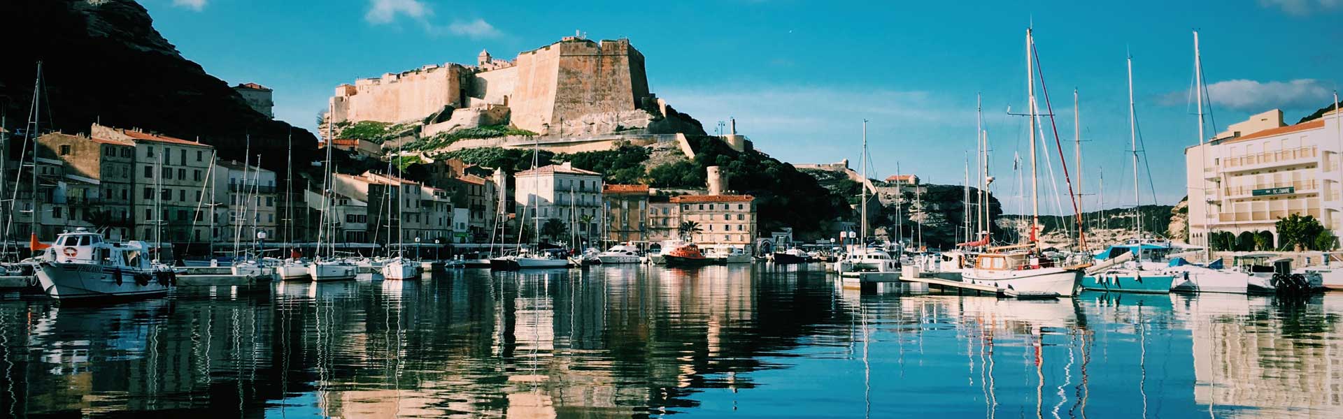 Centre d'accueil en Corse avec opérateurs en action.