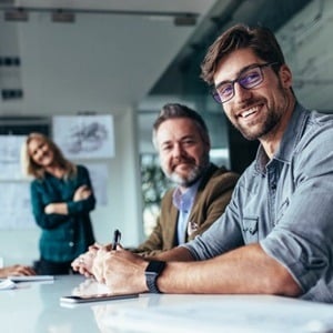 Professionnels en réunion autour d'une table discutant d'un projet