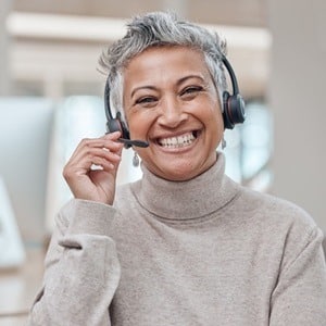 Télésecrétaire répondant à des appels téléphoniques dans un bureau