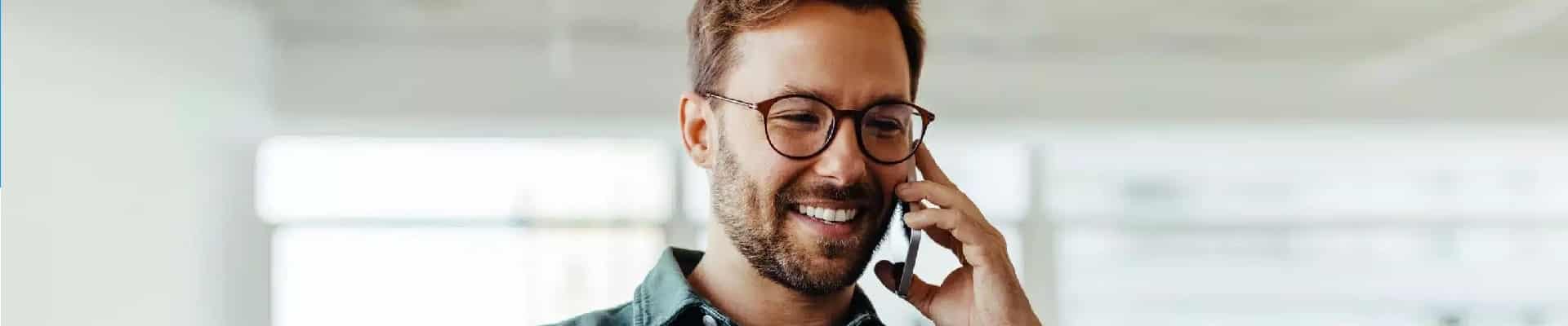 Client au téléphone avec un agent dans un centre de contact omnicanal qui répond à sa demande