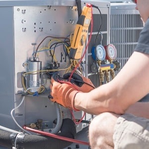 Technicien HVAC en maintenance suite à un appel urgent via un support technique dédié