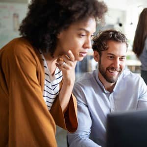 Equipe en formation pour téléassistance externalisée.